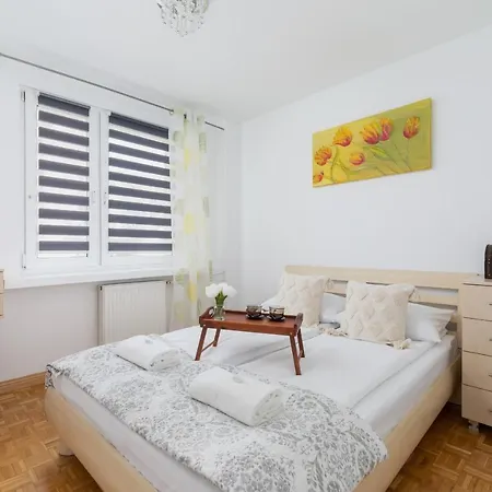 Ruczaj Cracow Debniki By Renters Apartamento Cracovia
